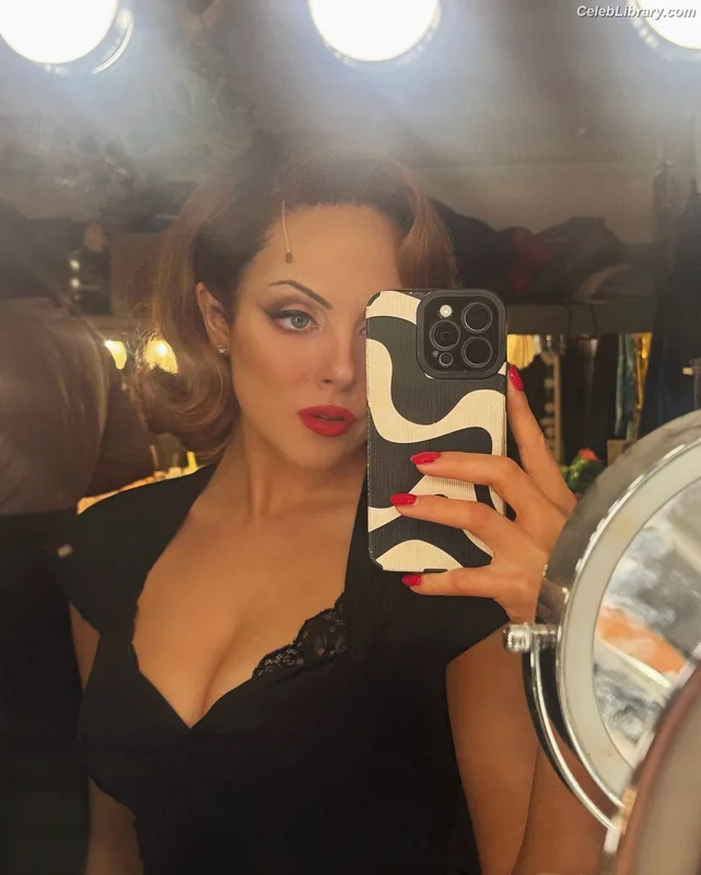 Elizabeth Gillies photo 23 of 675