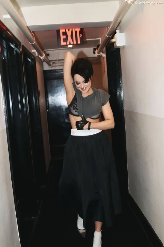 Elizabeth Gillies photo 1 of 675