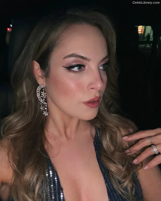 Elizabeth Gillies photo 16 of 675