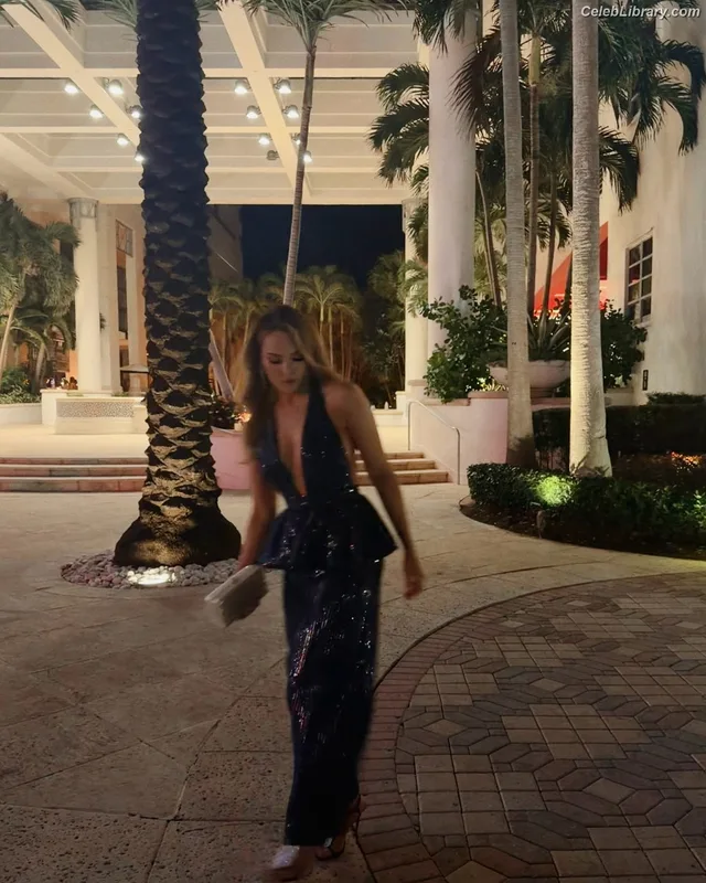 Elizabeth Gillies photo 19 of 675