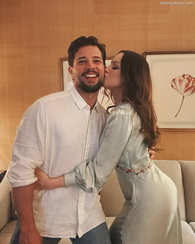 Elizabeth Gillies photo 22 of 675