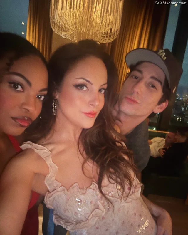 Elizabeth Gillies photo 1 of 675