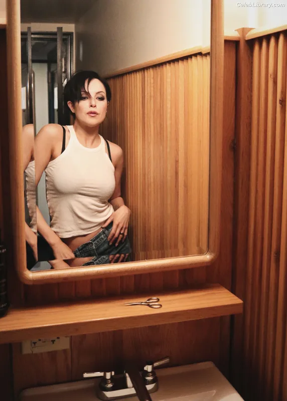 Elizabeth Gillies photo 2 of 675
