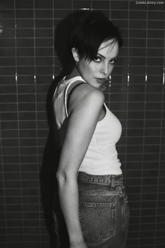 Elizabeth Gillies photo 7 of 675