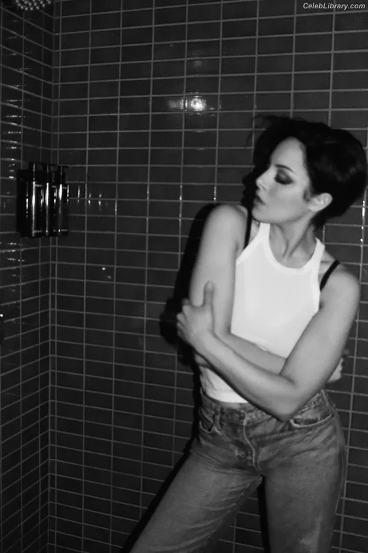 Elizabeth Gillies photo 10 of 675