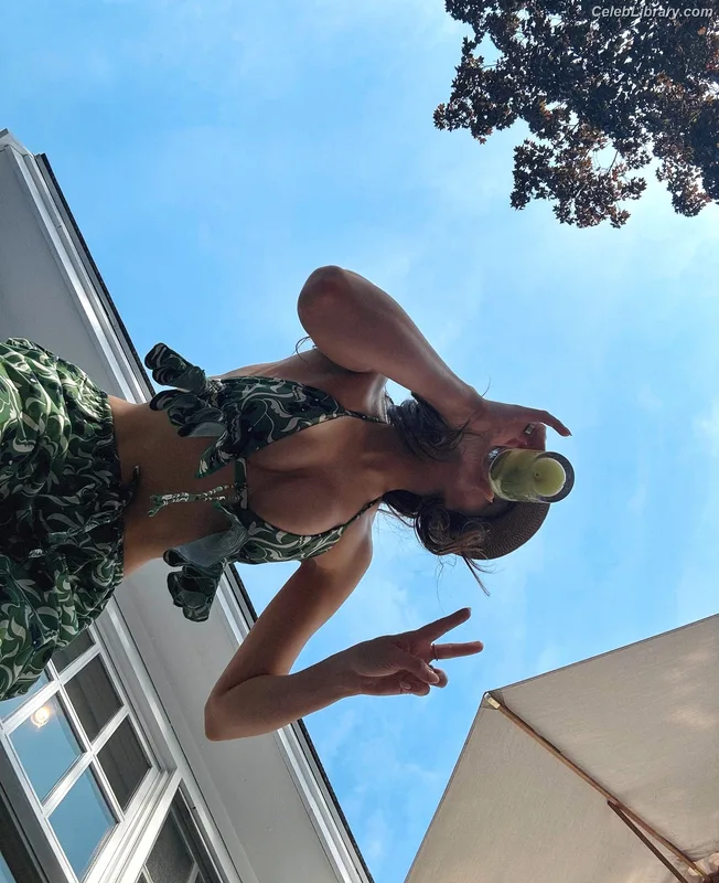 Elizabeth Gillies photo 12 of 675