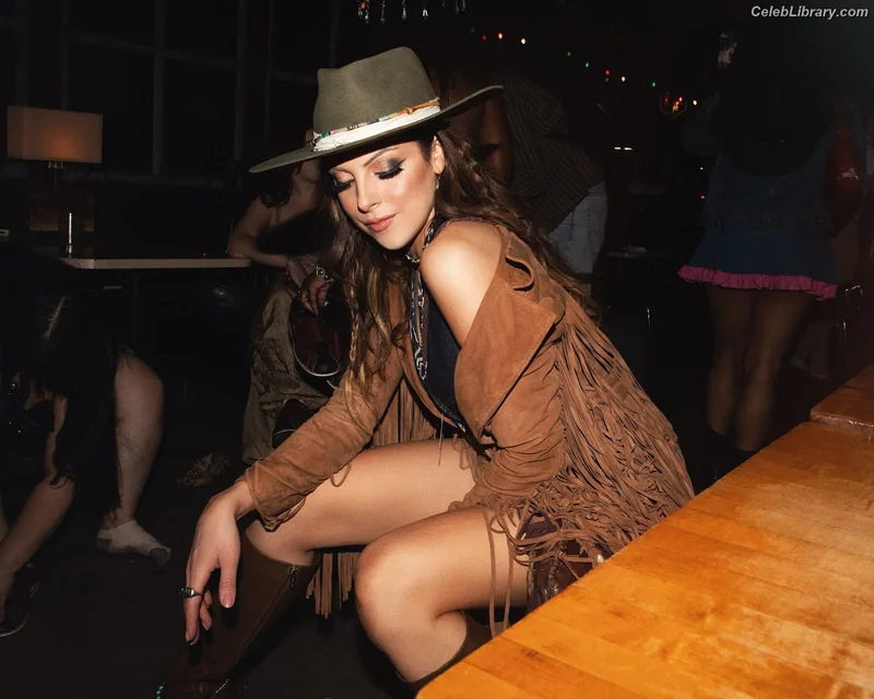 Elizabeth Gillies photo 24 of 675