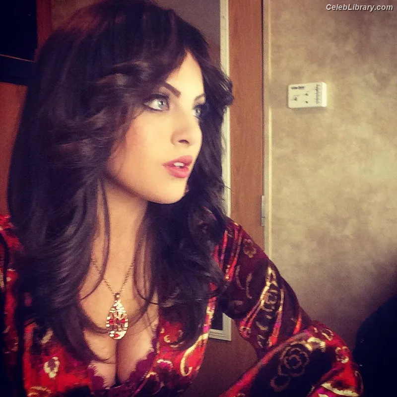 Elizabeth Gillies photo 1 of 675