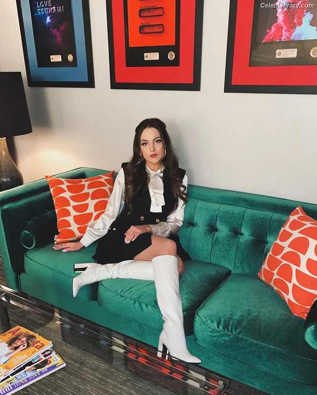 Elizabeth Gillies photo 2 of 675