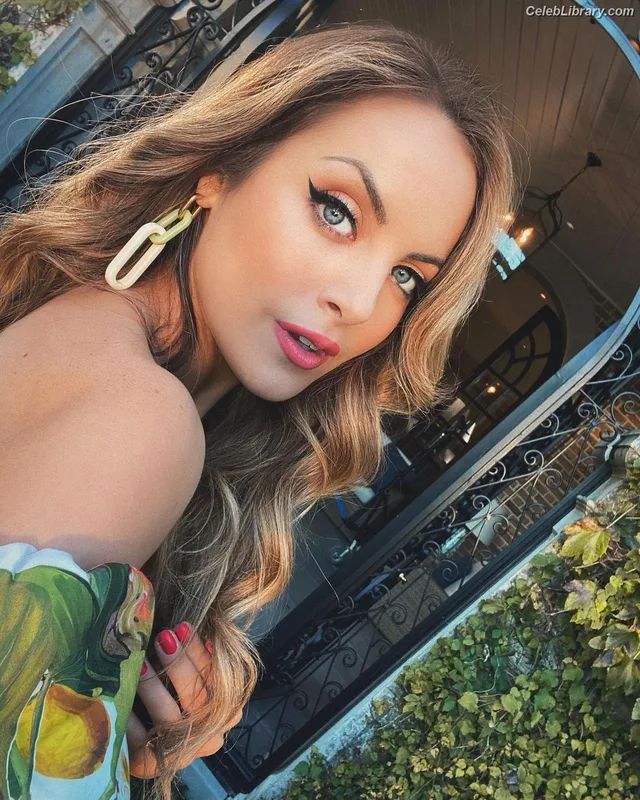 Elizabeth Gillies photo 8 of 675