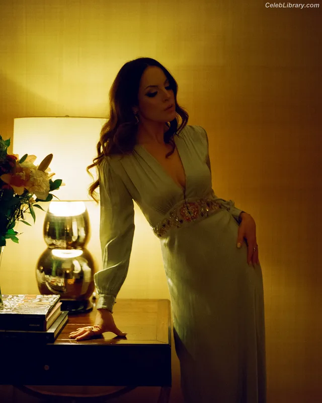 Elizabeth Gillies photo 1 of 675