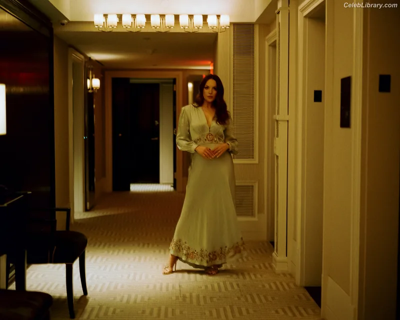 Elizabeth Gillies photo 4 of 675