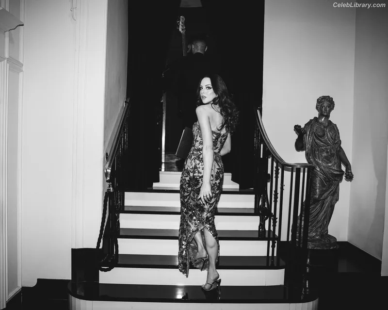 Elizabeth Gillies photo 8 of 675