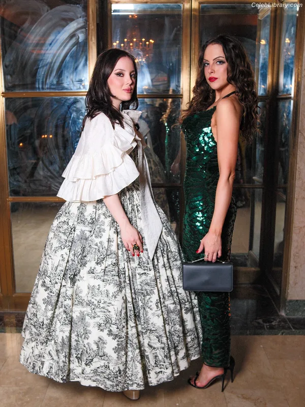 Elizabeth Gillies photo 18 of 675
