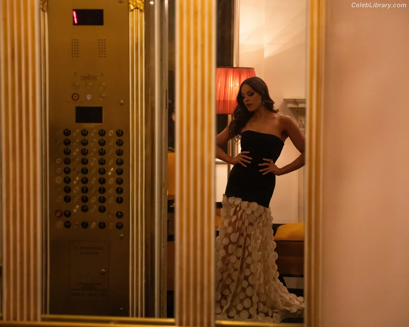 Elizabeth Gillies photo 6 of 675