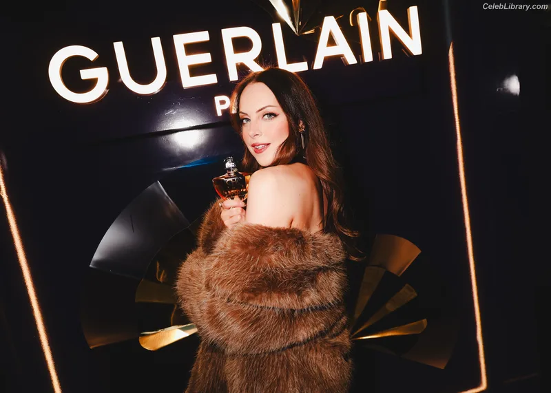 Elizabeth Gillies photo 10 of 675