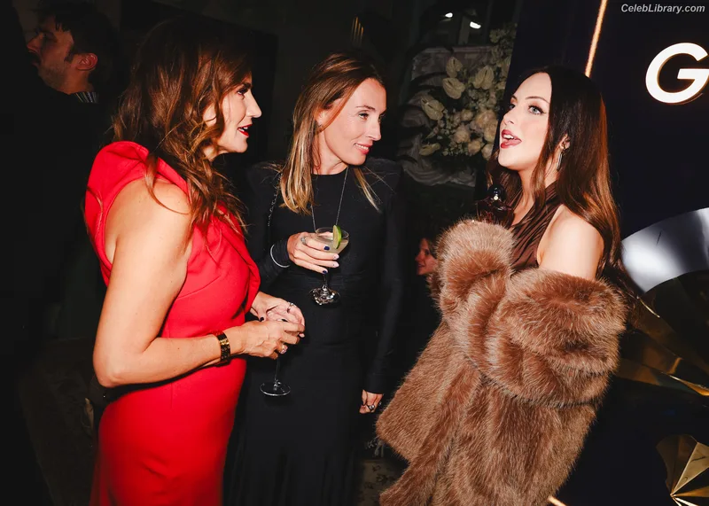 Elizabeth Gillies photo 22 of 675