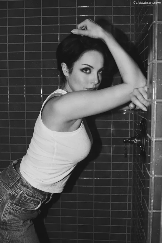 Elizabeth Gillies photo 17 of 675