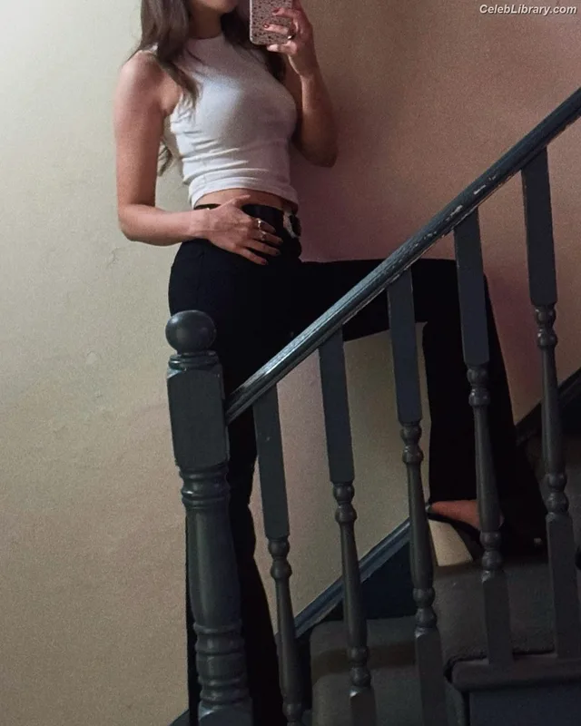 Elizabeth Gillies photo 3 of 675