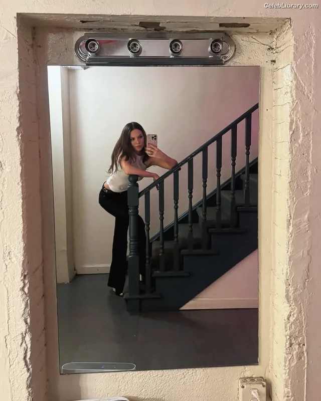 Elizabeth Gillies photo 4 of 675