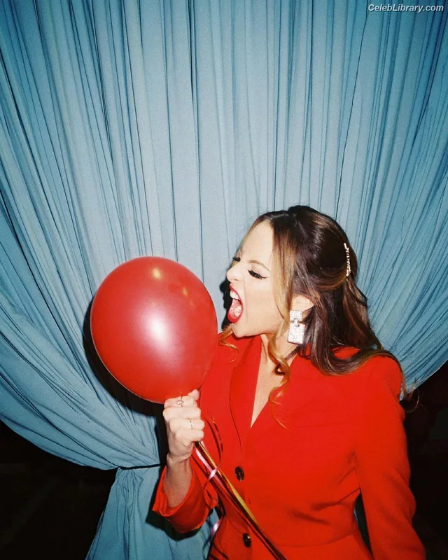 Elizabeth Gillies photo 2 of 675