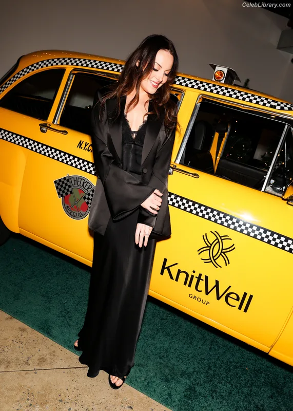 Elizabeth Gillies photo 14 of 675