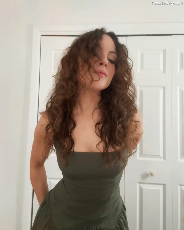 Elizabeth Gillies photo 22 of 675