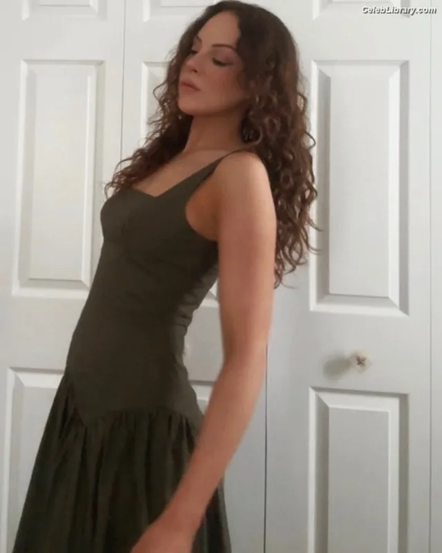Elizabeth Gillies photo 23 of 675
