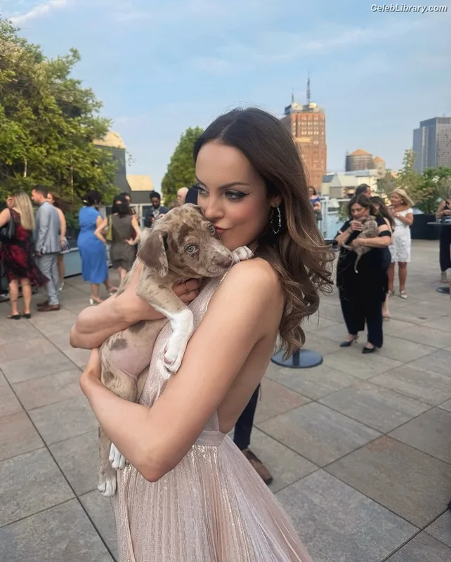 Elizabeth Gillies photo 19 of 675