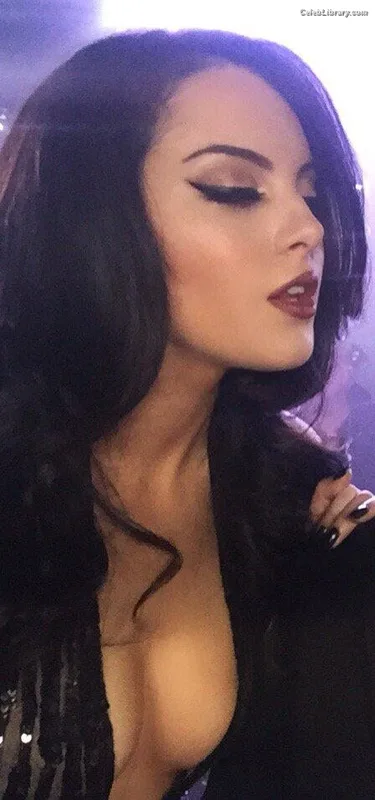 Elizabeth Gillies photo 2 of 675