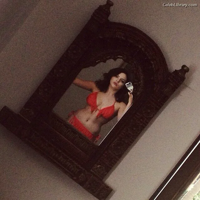 Elizabeth Gillies photo 14 of 675