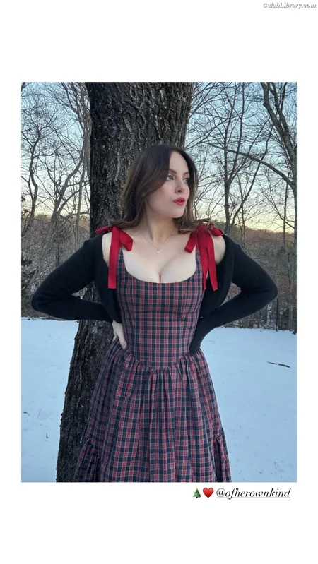Elizabeth Gillies photo 4 of 675