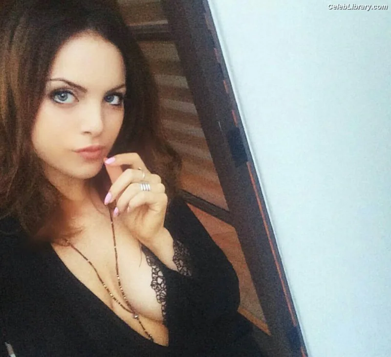 Elizabeth Gillies photo 5 of 675