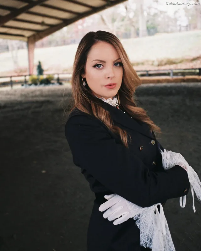 Elizabeth Gillies photo 14 of 675