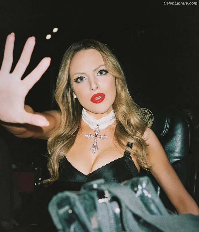 Elizabeth Gillies photo 17 of 675