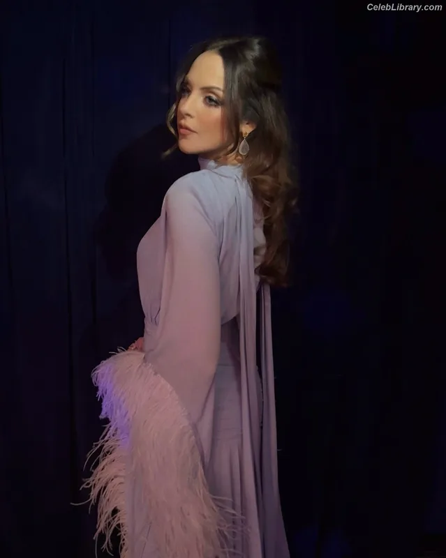 Elizabeth Gillies photo 12 of 675