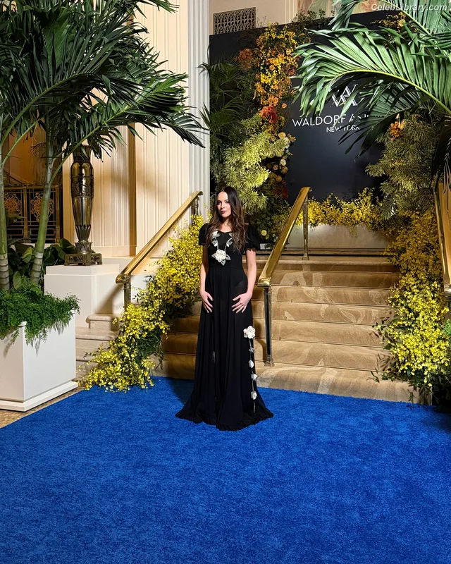 Elizabeth Gillies photo 18 of 675