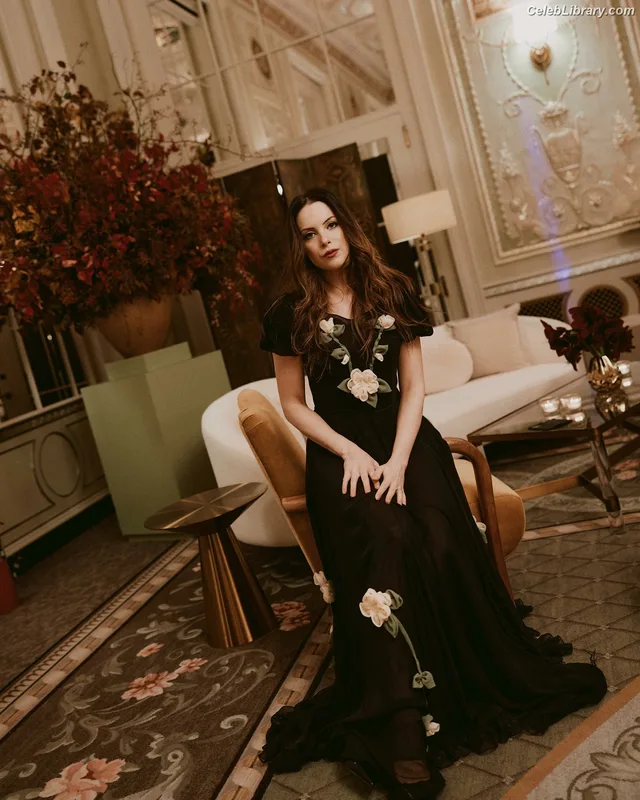 Elizabeth Gillies photo 19 of 675