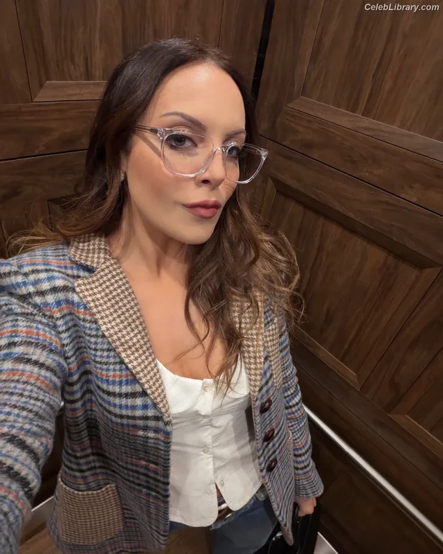 Elizabeth Gillies photo 5 of 675