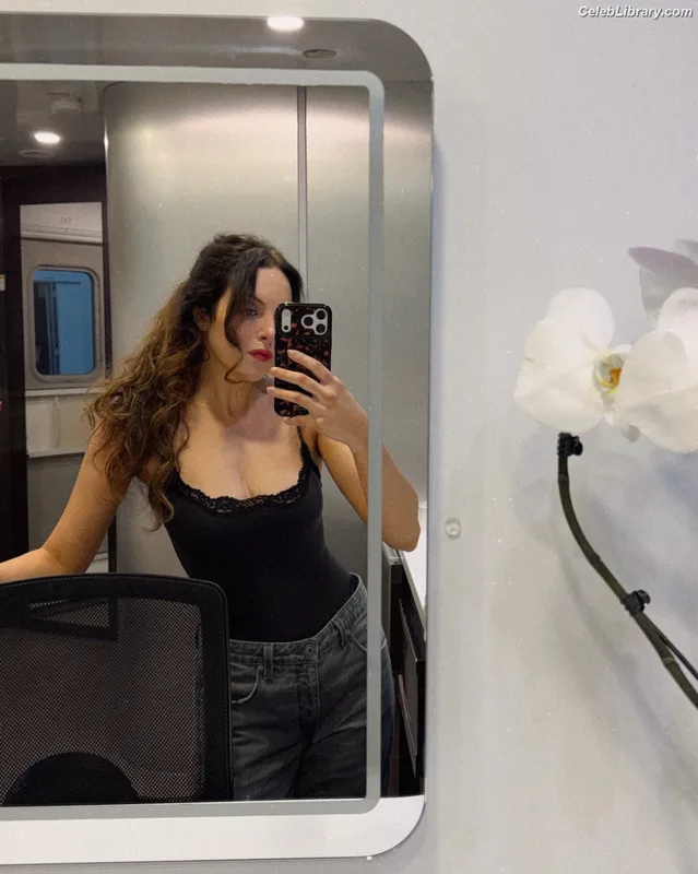 Elizabeth Gillies photo 7 of 675