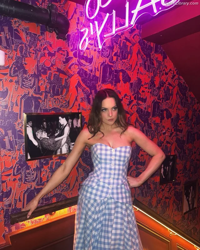 Elizabeth Gillies photo 22 of 675
