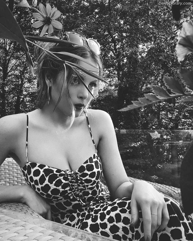 Elizabeth Gillies photo 3 of 675