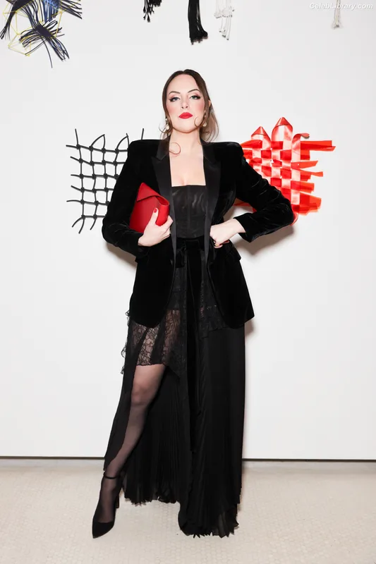 Elizabeth Gillies photo 18 of 675