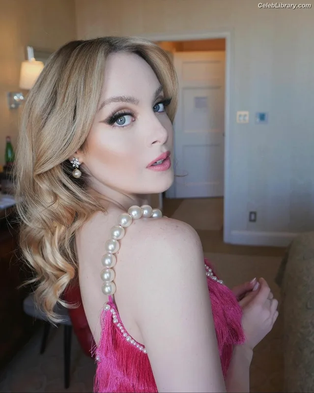 Elizabeth Gillies photo 5 of 675