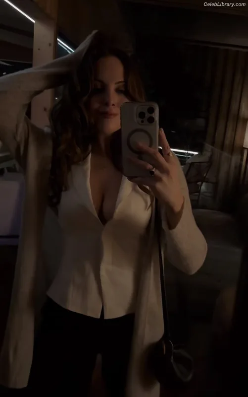 Elizabeth Gillies photo 7 of 675