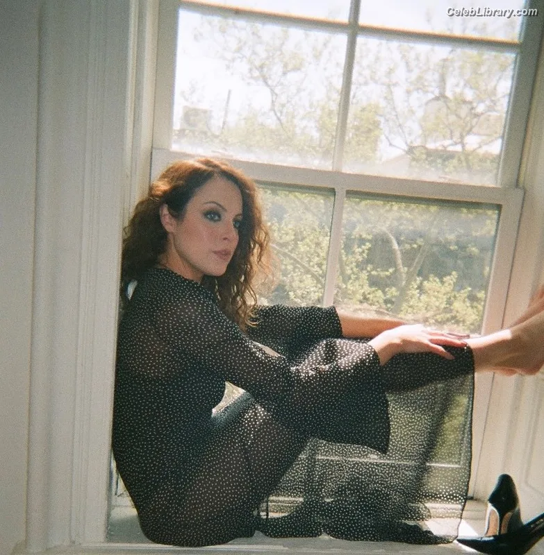 Elizabeth Gillies photo 16 of 675