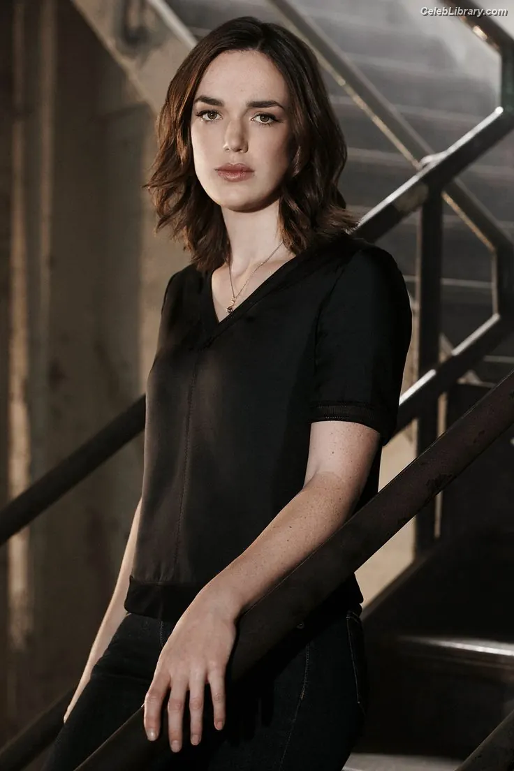 Elizabeth Henstridge photo 11 of 62