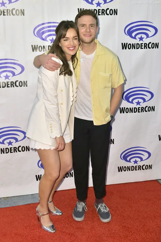 Elizabeth Henstridge photo 1 of 63