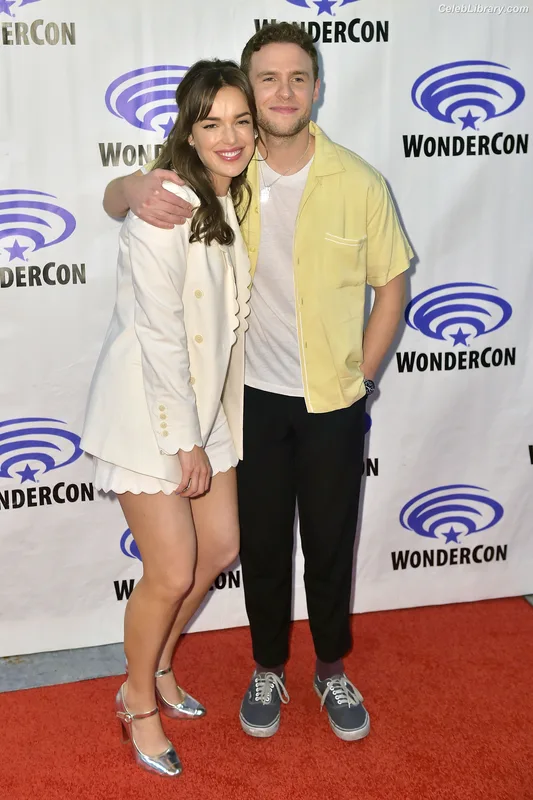 Elizabeth Henstridge photo 2 of 63