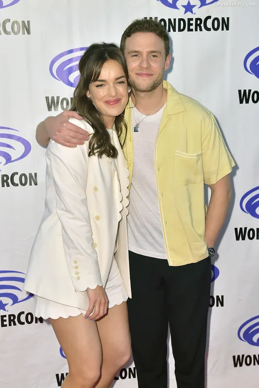 Elizabeth Henstridge photo 3 of 63